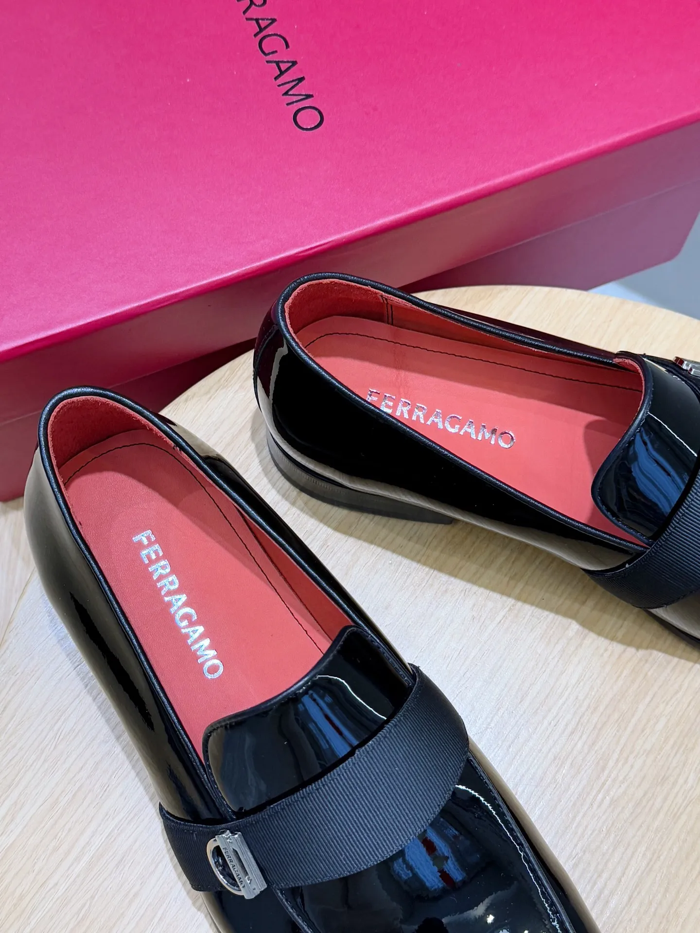 [Ferragam] Top P: 960💰 Size: 39-44 (38. 45.46 can be customized) Ferragamo Gancini buckle moccasins. These men's loafers are exquisite and gorgeous, with shiny patent leather uppers that highlight urban style. The almond-shaped toe adds a stylish touch, with three-dimensional stitching around the upper and contrasting tubular piping for a unique silhouette. The shoes are exquisitely crafted, with grosgrain ribbons and metallic Gancio buckles adding a classic touch, complementing the contrasting red accents. Finished with a slim leather sole. Imported cowhide upper + cowhide lining + genuine leather outsole.